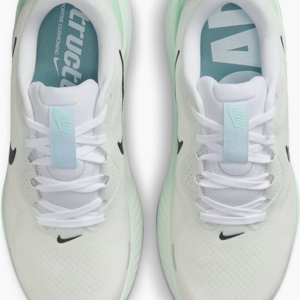 Women’s Nike structure 26 - Picture 3 of 5